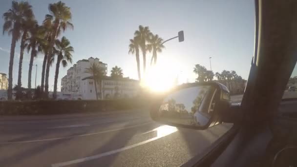 Από Ένα Αυτοκίνητο Κτίρια Και Boulevar Τρέχει Στο Ηλιοβασίλεμα Πρώτη — Αρχείο Βίντεο