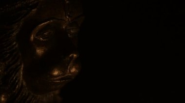 Hanuman yüzü, Hindu dini tanrısı, mum ışığıyla aydınlatılmış.