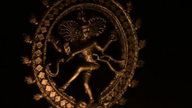 Shiva, Hinduizm Tanrıçası, mum ışıklarıyla aydınlatılmış.