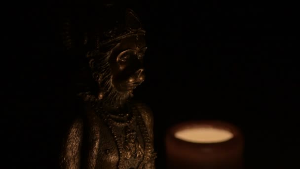 Figure Hanumane Dieu Religion Hindoue Illuminée Par Lumière Des Bougies — Video