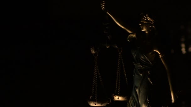 Dame Justice Illuminée Par Lumière Une Bougie Dans Les Ténèbres — Video