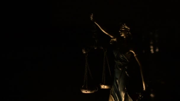 Vrouwe Van Justitie Figuur Verlicht Met Het Licht Van Een — Stockvideo