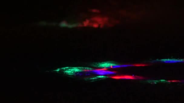 Νερό Κινείται Στο Σιντριβάνι Χρώματα Φως Νύχτα — Αρχείο Βίντεο
