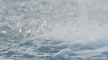 Su akıntısı güçle düşüyor.