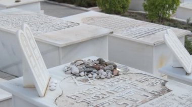 Mezarlıkta taşları olan Yahudi mezarı.