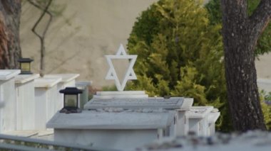 Eski Yahudi mezarlığındaki bir mezarda David 'in yıldız figürü