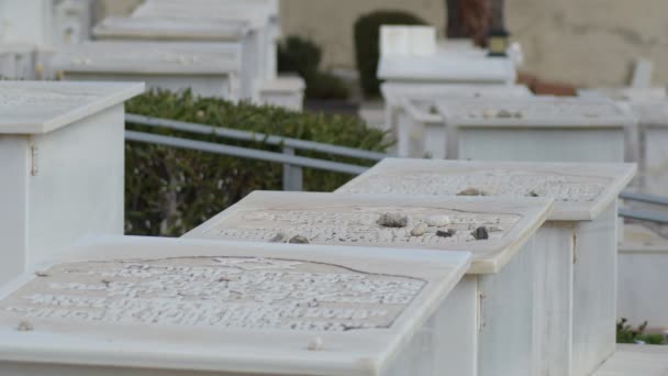 在一个古老的犹太人公墓的坟墓 — 图库视频影像