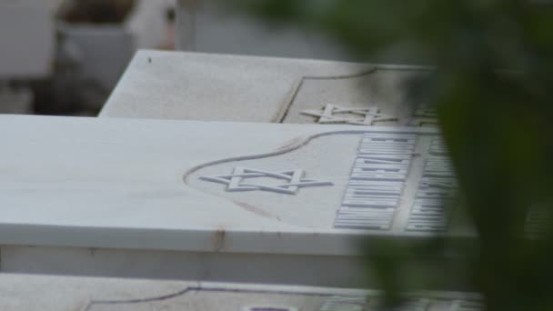坟场上印有大卫星号的犹太人坟墓 — 图库视频影像