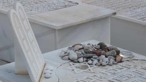 有摩西律法桌子和墓碑的犹太人坟墓 — 图库视频影像
