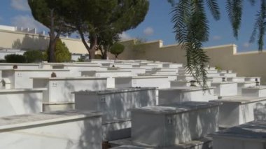 İspanya, Casabermeja 'daki Yahudi mezarlığında mezar panoramisi