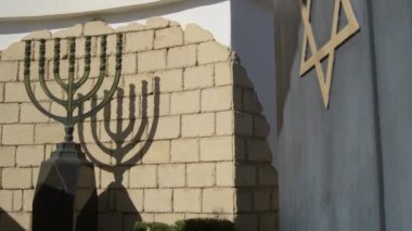 Büyük Menorah ve David Star Yahudi mezarlığının kapısında.