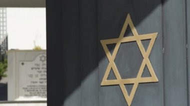 David Star Yahudi mezarlığının kapısında