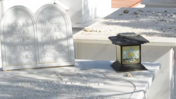 Grave Med Olika Symboler Judisk Kyrkogård Casabermeja Spanien — Stockvideo