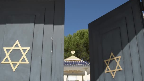 Αστέρια Του Δαβίδ Στις Πόρτες Ενός Παλιού Εβραϊκού Νεκροταφείου Casabermeja — Αρχείο Βίντεο