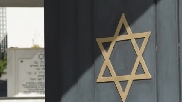 David Star Yahudi Mezarlığının Kapısında — Stok video