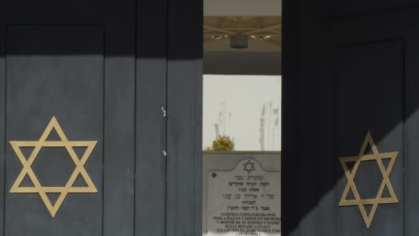 在一座古老的犹太人公墓门口的大卫之星 — 图库视频影像