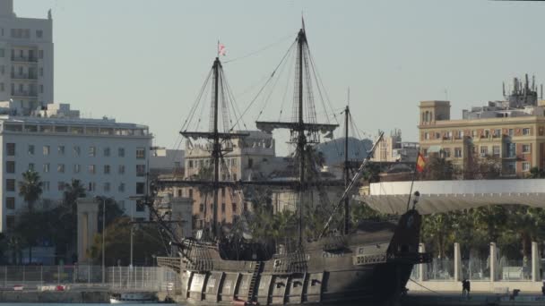 スペインのガレオン船が日没時に港に停泊 — ストック動画