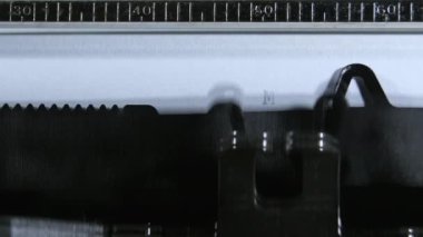 Eski bir daktiloyla Mutlu Noeller yazıyorum.