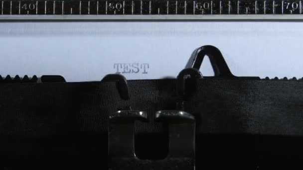 古いマニュアルタイプライターでTestimialを入力する — ストック動画