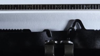 Eski bir elle yazılmış daktilo ile hedefler yazılıyor