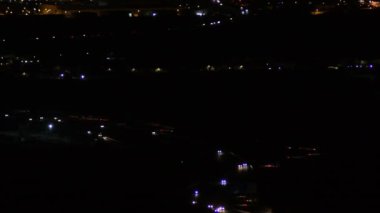 Geceleyin araba sürüyor.