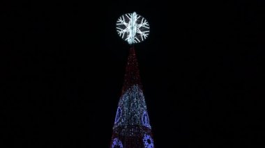 Yapay bir Noel ağacında ışıklar ve yıldızlar.