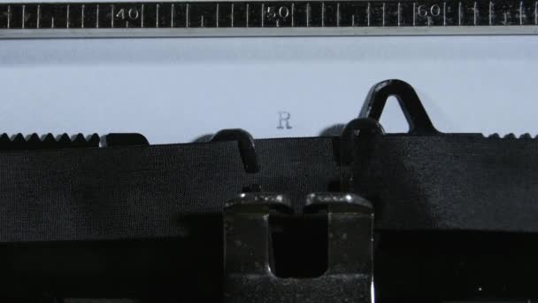 键入单词报告加一台旧的手动打字机 — 图库视频影像
