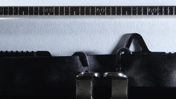 Dactilografar Com Uma Velha Máquina Escrever Manual — Vídeo de Stock