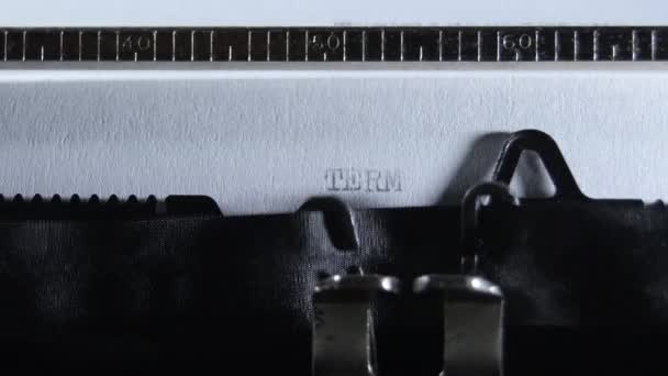Términos Mecanografía Condiciones Con Una Vieja Máquina Escribir Manual — Vídeo de stock