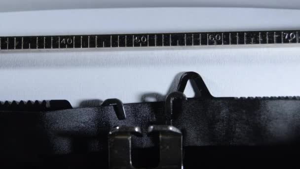 Wpisanie Słowa Wiadomość Pomocą Starej Ręcznej Maszyny Pisania — Wideo stockowe