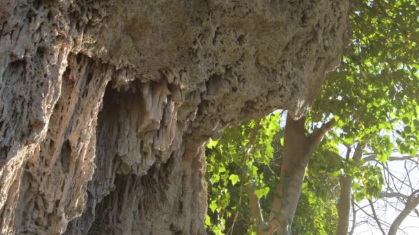 Различные Формы Рельефы Скалах Пещеры Открытом Воздухе Закате — стоковое видео