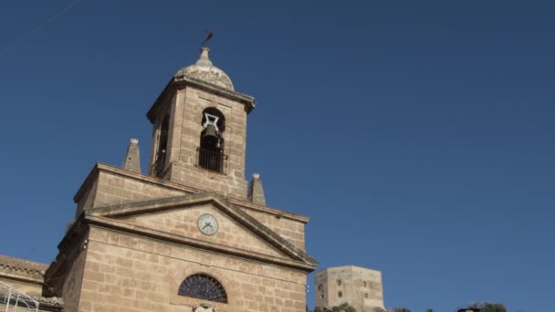 古代の石造りの教会の鐘楼 ベレス Benaudalla スペイン — ストック動画