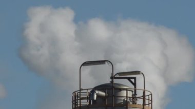 Beyaz duman sütunu ve endüstriyel bir fabrikada kirlilik