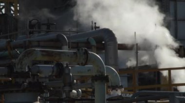 Boruların arasında yüzen endüstriyel fabrikada duman ve kirlilik