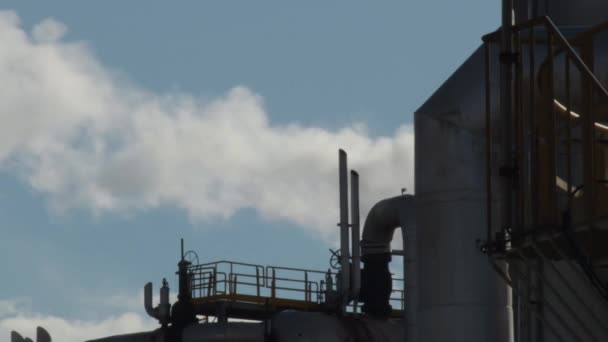 Белый Дым Выходящий Старой Фабрики — стоковое видео