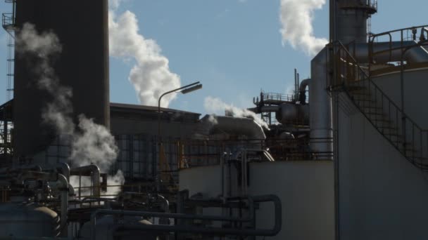 Fumée Contamination Sortant Des Tuyaux Une Usine Industrielle — Video