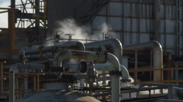 Witte Rook Tussen Pijpen Een Oude Industriële Fabriek — Stockvideo