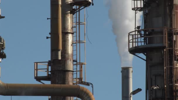 Ipari Kéménytorony Kiszorítja Füstöt Egy Gyárban — Stock videók