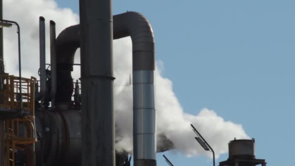 Industriële Schoorsteen Die Industriële Rook Tussen Pijpen Verdrijft — Stockvideo