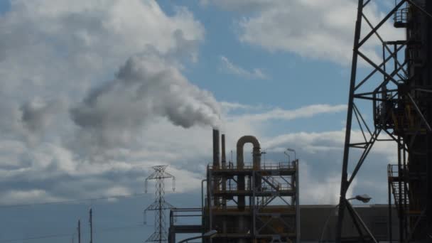Cheminées Industrielles Expulsant Fumée Dans Une Usine — Video