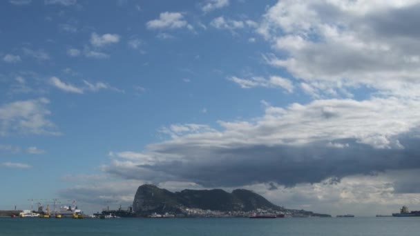 Nubes Moviéndose Sobre Roca Gibraltar Time Lapse — Vídeos de Stock