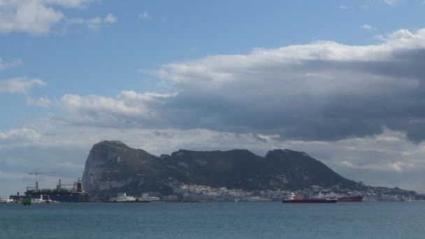 Gibraltar Roca Una Playa Día Nublado — Vídeo de stock