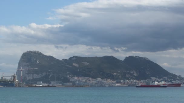 スペイン サンロックの曇りの日のビーチからジブラルタルの岩 — ストック動画