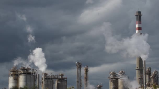 Ipari Kémények Füstöt Űznek Egy Ipari Gyárban Egy Felhős Napon — Stock videók