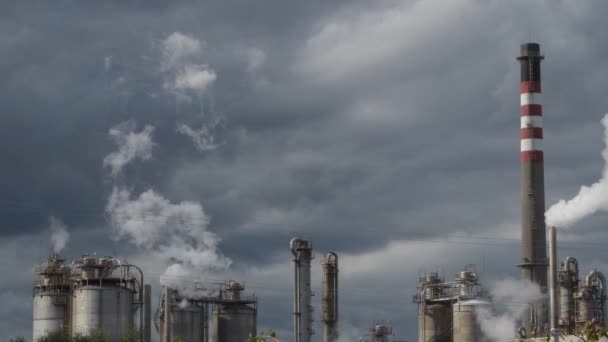 Régi Ipari Gyár Kéményekkel Kiűzi Füstöt Egy Felhős Napon — Stock videók