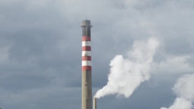 Endüstriyel bacalar endüstriyel bir fabrikada duman sütunları atıyor.