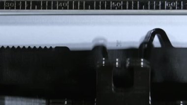 Eski bir daktiloyla Mutlu Noeller yazıyorum.