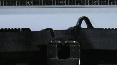 Eski bir el yazısıyla PUBLISH yazılıyor