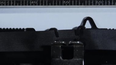 Eski bir elle yazılmış daktilo ile INFLATION yazılıyor