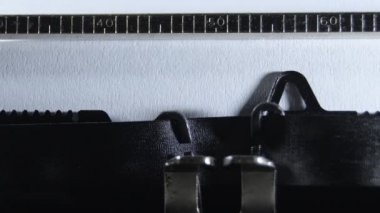 Eski bir daktilo ile SEX sözcüğünü yazmak